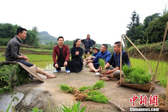 休息时间,唱歌划拳。 杨涛 摄 休息时间,唱歌划拳。 杨涛 摄