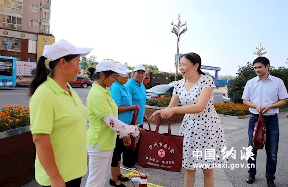 市委宣传部为纳溪区文明劝导员送“清凉”